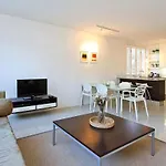 Large 1 Bedroom St Martini Apartment At Company Gardens