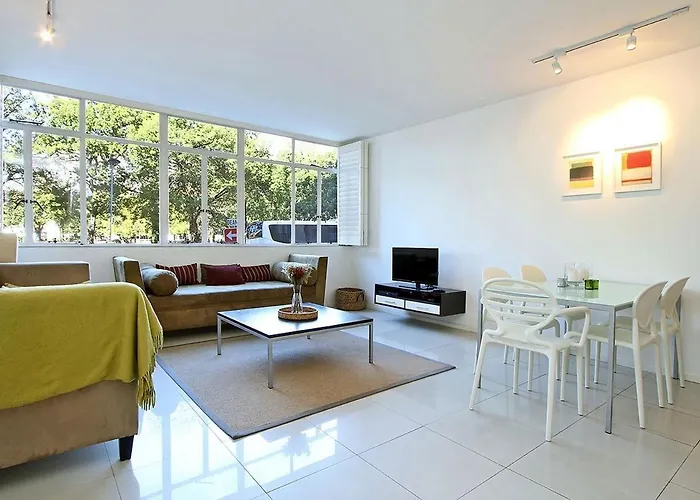 Large 1 Bedroom St Martini Apartment At Company Gardens