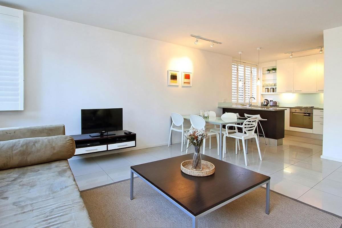 Large 1 Bedroom St Martini At Company Gardens Apartment *