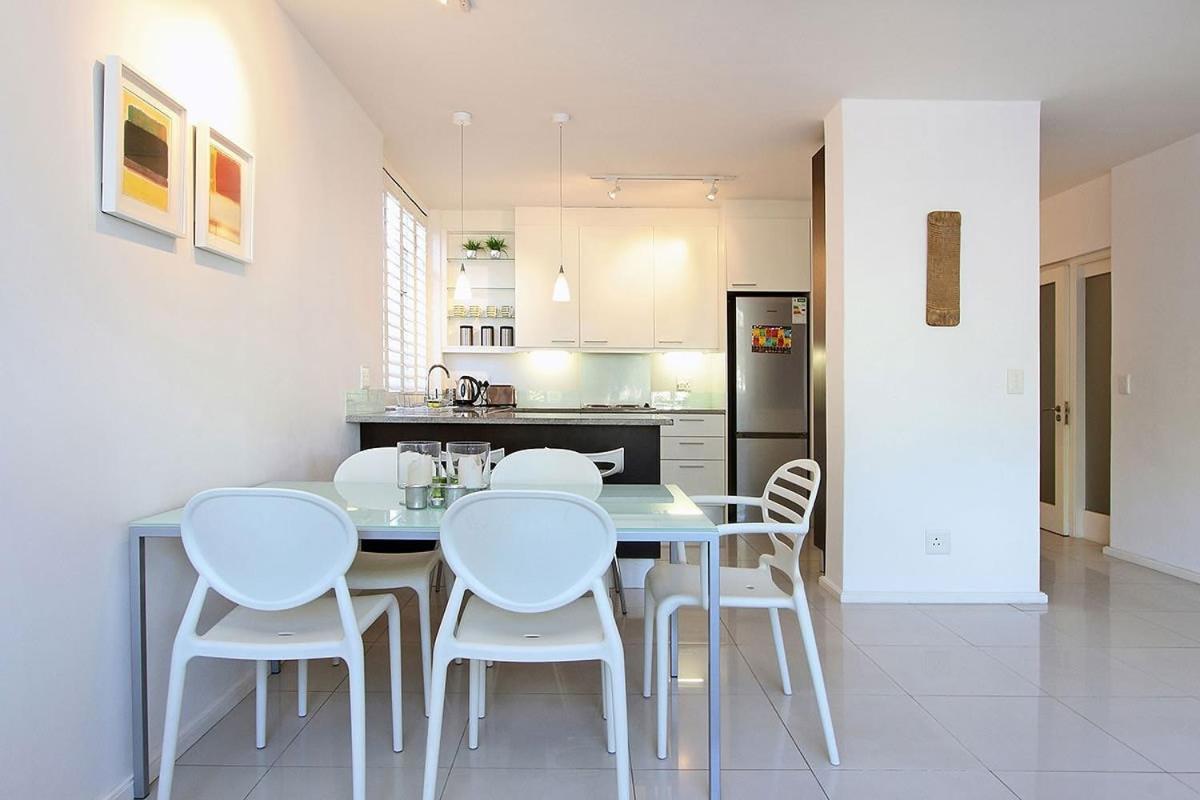Large 1 Bedroom St Martini At Company Gardens