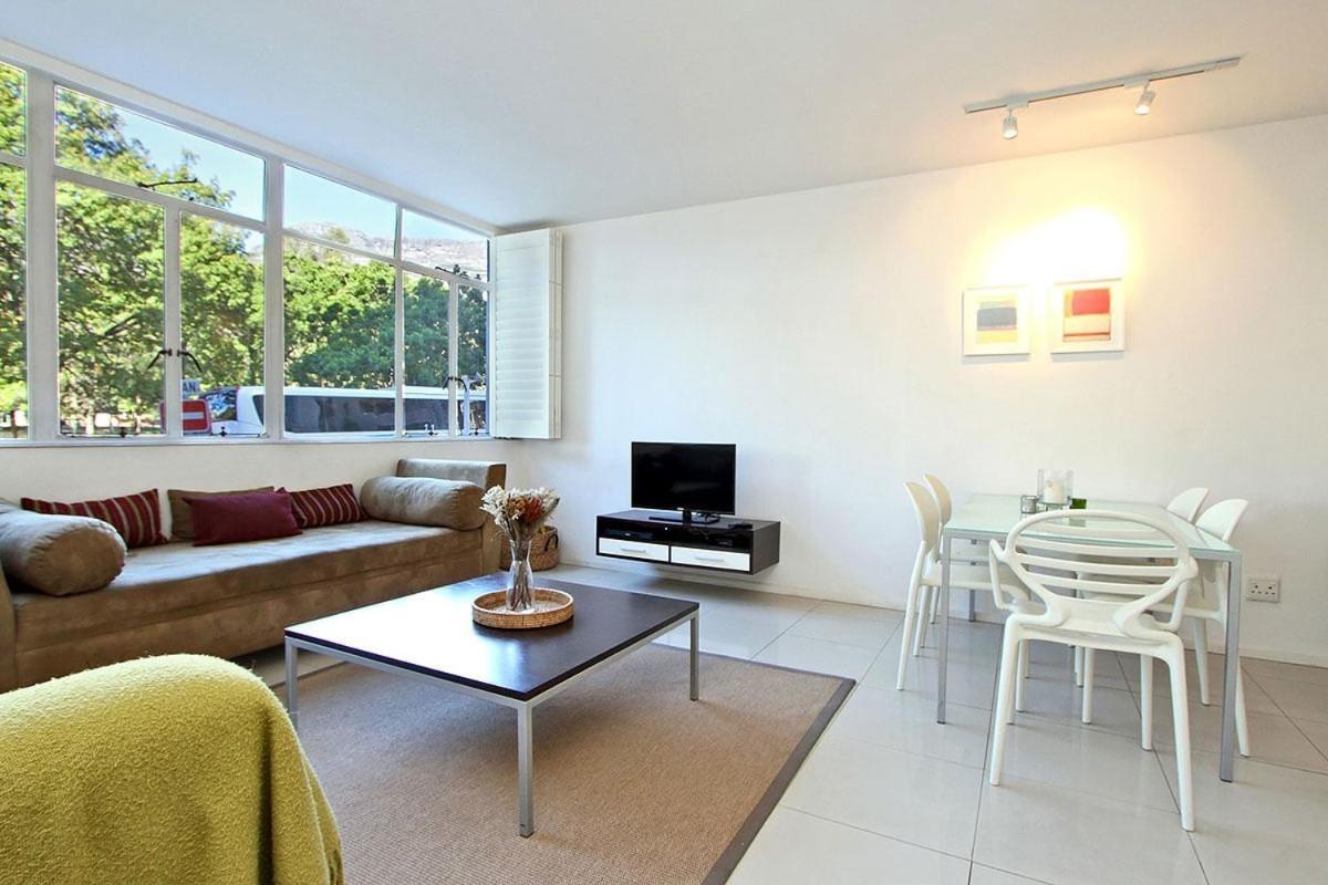 Large 1 Bedroom St Martini At Company Gardens Apartment *