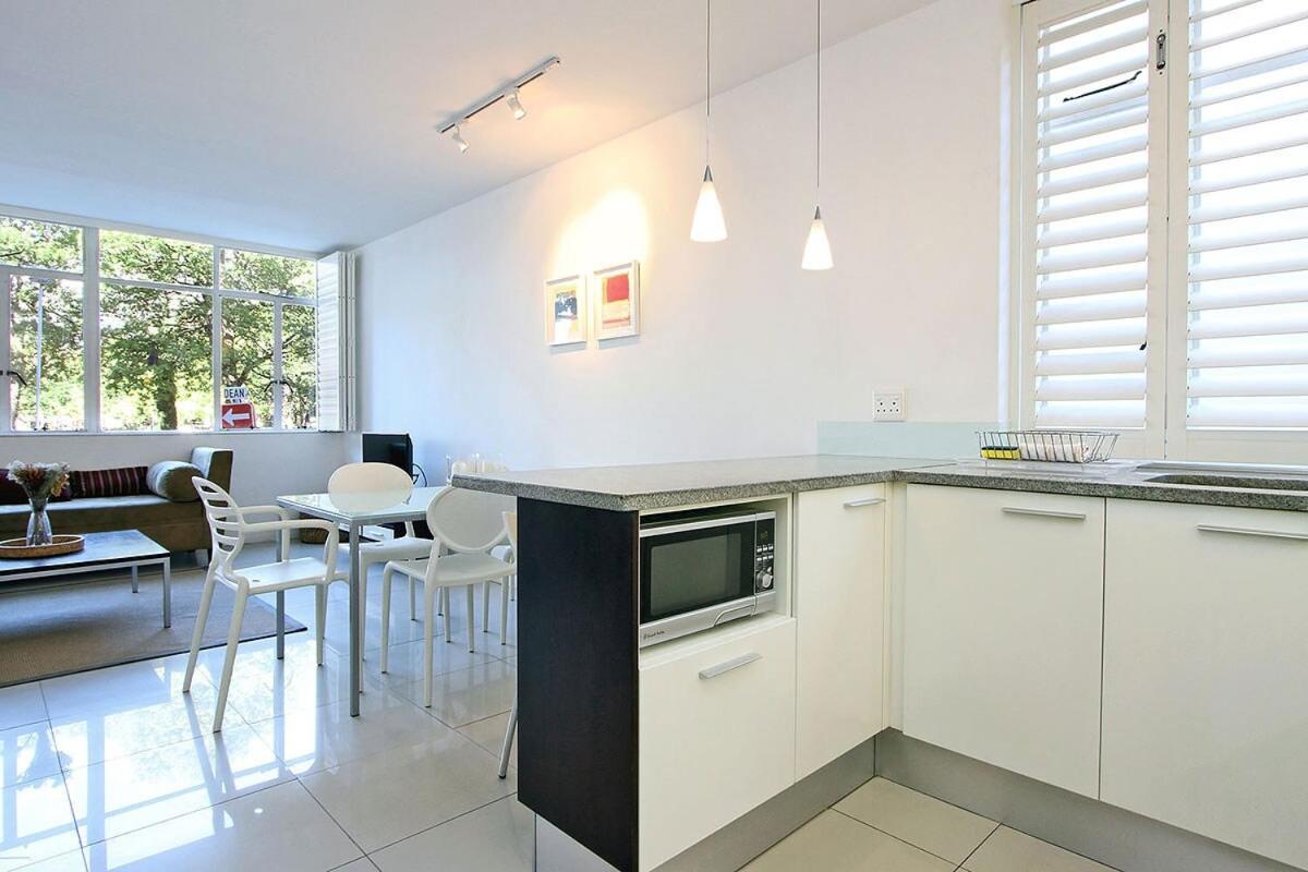 Large 1 Bedroom St Martini At Company Gardens * Cape Town