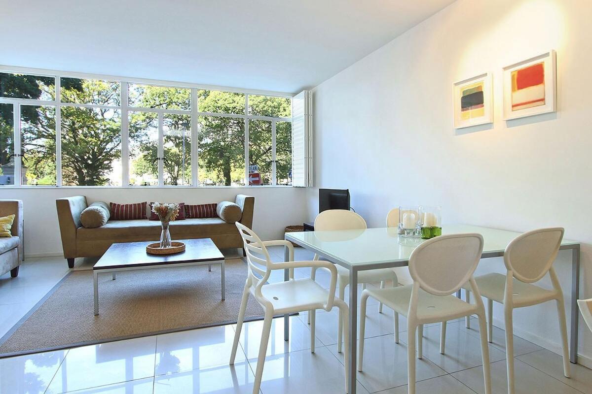 Large 1 Bedroom St Martini At Company Gardens *